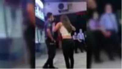 Alkollü kadın polislere önce küfür ve hakaret etti, sonra ısırarak yaraladı Alkollü kadın polislere önce küfür ve hakaret etti, sonra ısırarak yaraladı