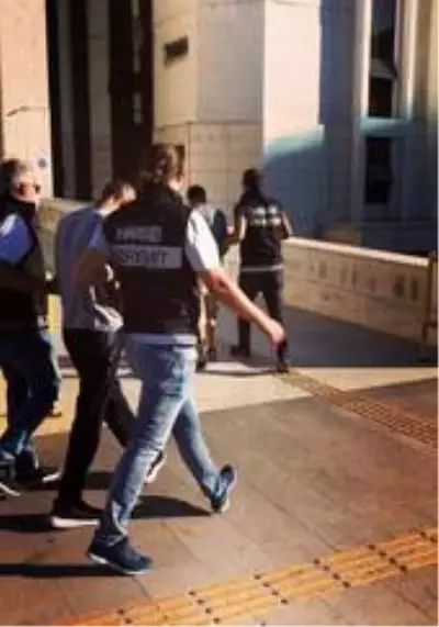 2 kişi uyuşturucu ticareti yaptıkları iddiasıyla tutuklandı 2 kişi uyuşturucu ticareti yaptıkları iddiasıyla tutuklandı
