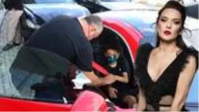 5 milyon TL'lik aracıyla görüntülenen Cem Yılmaz, kızına özel öğretmen tutan Demet Akalın'a gönderme: Biz normal insanlarız 5 milyon TL'lik aracıyla görüntülenen Cem Yılmaz, kızına özel öğretmen tutan Demet Akalın'a gönderme: Biz normal insanlarız