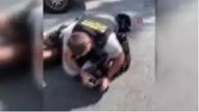 Son dakika haberleri! - ABD yine ırkçı polis şiddetiyle gündemde- Amerikan polisi yere yatırdığı siyahiyi defalarca... Son dakika haberleri! - ABD yine ırkçı polis şiddetiyle gündemde- Amerikan polisi yere yatırdığı siyahiyi defalarca...
