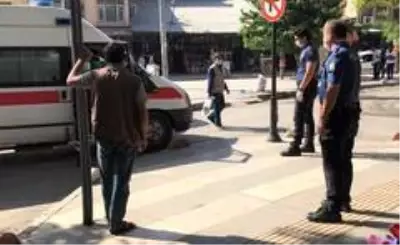 Evde olması gereken korona hastası, kent meydanında gezerken yakalandı Evde olması gereken korona hastası, kent meydanında gezerken yakalandı