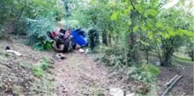 Düzce'de tarım işçilerini taşıyan traktör devrildi: 4 yaralı Düzce'de tarım işçilerini taşıyan traktör devrildi: 4 yaralı