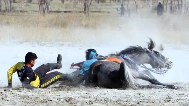 Erzurum'daki gösteride attan düşen ciritçi yürekleri ağza getirdi