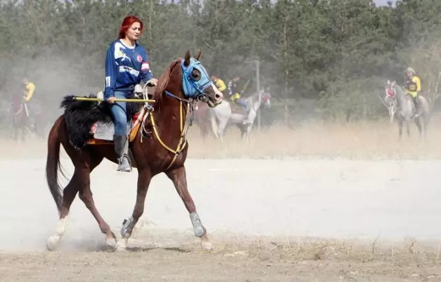 Erzurum'daki gösteride attan düşen ciritçi yürekleri ağza getirdi