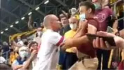 Farklı yenilgi sonrası çılgına dönen Hamburg'lu Leistner, tribünde rakip taraftarla kavga etti Farklı yenilgi sonrası çılgına dönen Hamburg'lu Leistner, tribünde rakip taraftarla kavga etti