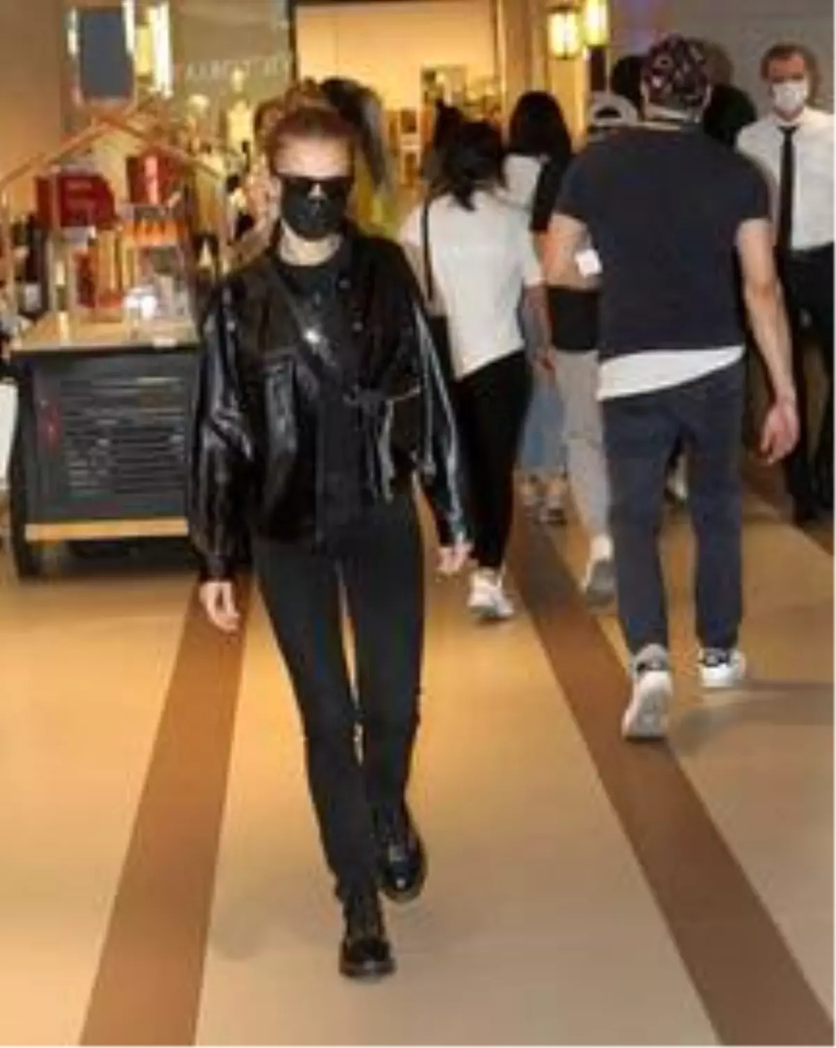 Güzel oyuncu siyahlara büründü