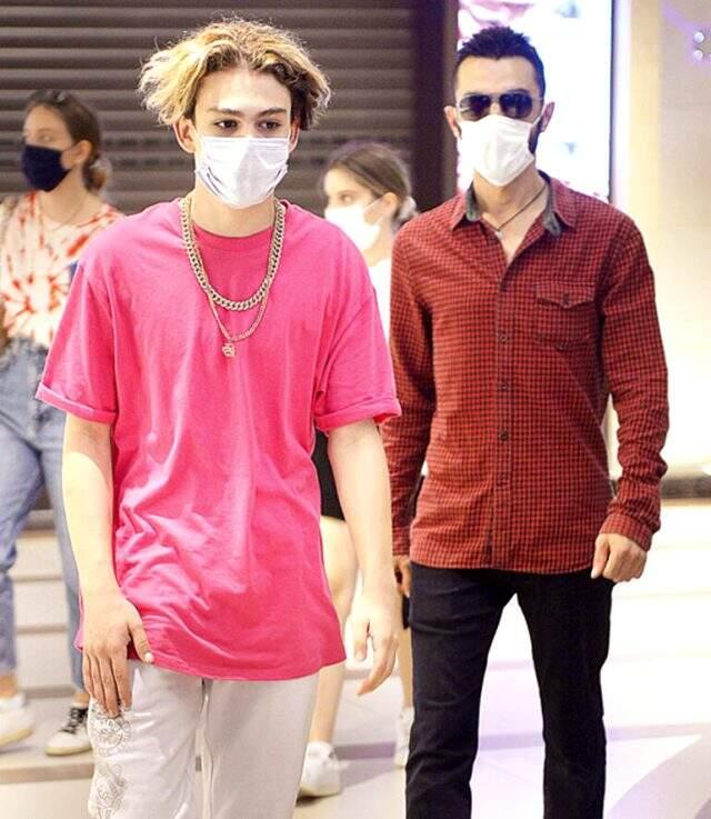 'Hayranlarım zarar veriyor' diyen Alper Erözer, özel korumasıyla görüntülendi