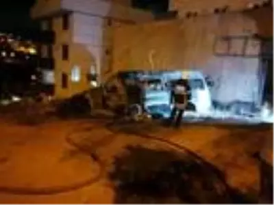 KOCAELİ Hurda minibüs bir anda alev aldı KOCAELİ Hurda minibüs bir anda alev aldı