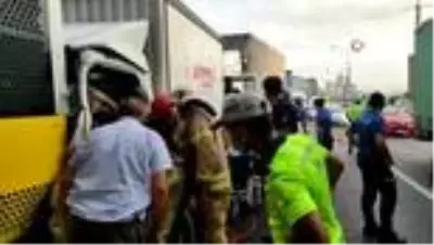 Kamyonet yolcu otobüsüne arkadan çarptı: 2 kişi araçta sıkıştı Kamyonet yolcu otobüsüne arkadan çarptı: 2 kişi araçta sıkıştı