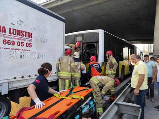 Küçükçekmece'de kamyonet otobüse çarptı, 2 kişi araçta sıkıştı