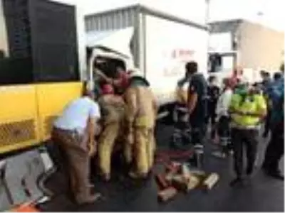 Küçükçekmece'de kamyonet İETT otobüsüne arkadan çarptı: 2 yaralı (1) Küçükçekmece'de kamyonet İETT otobüsüne arkadan çarptı: 2 yaralı (1)