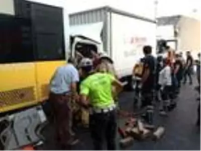 Küçükçekmece'de kamyonet İETT otobüsüne arkadan çarptı: 2 yaralı (1) Küçükçekmece'de kamyonet İETT otobüsüne arkadan çarptı: 2 yaralı (1)
