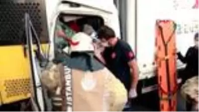 Küçükçekmece'de kamyonet İETT otobüsüne arkadan çarptı: 2 yaralı (1) Küçükçekmece'de kamyonet İETT otobüsüne arkadan çarptı: 2 yaralı (1)
