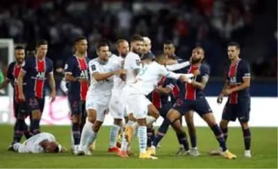 Marsilya'nın PSG'yi 1-0 yendiği maçta 14 sarı ve 5 kırmızı kart çıktı Marsilya'nın PSG'yi 1-0 yendiği maçta 14 sarı ve 5 kırmızı kart çıktı