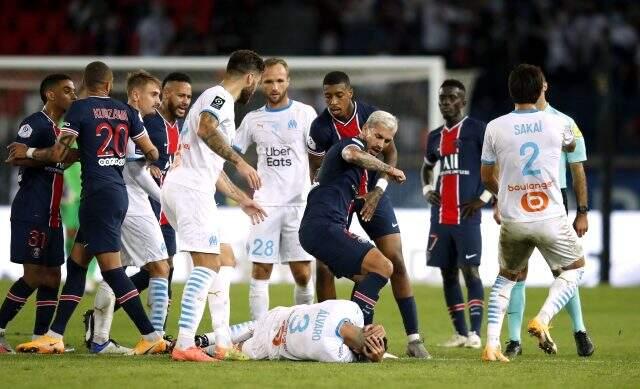 Marsilya'nın PSG'yi 1-0 yendiği maçta 14 sarı ve 5 kırmızı kart çıktı Marsilya'nın PSG'yi 1-0 yendiği maçta 14 sarı ve 5 kırmızı kart çıktı