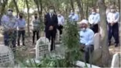 Son Dakika | PKK'lı teröristlerce şehit edilen Budak, mezarı başında anıldı Son Dakika | PKK'lı teröristlerce şehit edilen Budak, mezarı başında anıldı
