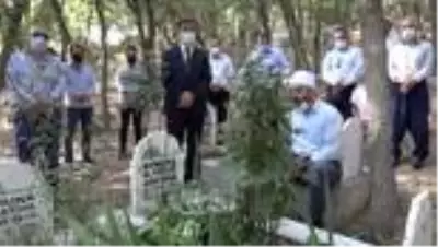 Son Dakika | PKK'lı teröristlerce şehit edilen Budak, mezarı başında anıldı Son Dakika | PKK'lı teröristlerce şehit edilen Budak, mezarı başında anıldı