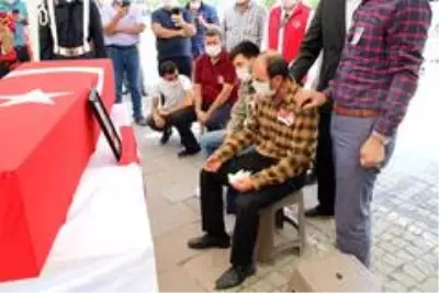Şehit Astsubay Sinan Aktay evlilik yıl dönümünde son yolculuğuna uğurlandı Şehit Astsubay Sinan Aktay evlilik yıl dönümünde son yolculuğuna uğurlandı