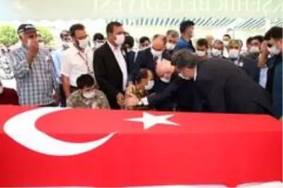 Şehit Astsubay Sinan Aktay evlilik yıl dönümünde son yolculuğuna uğurlandı Şehit Astsubay Sinan Aktay evlilik yıl dönümünde son yolculuğuna uğurlandı