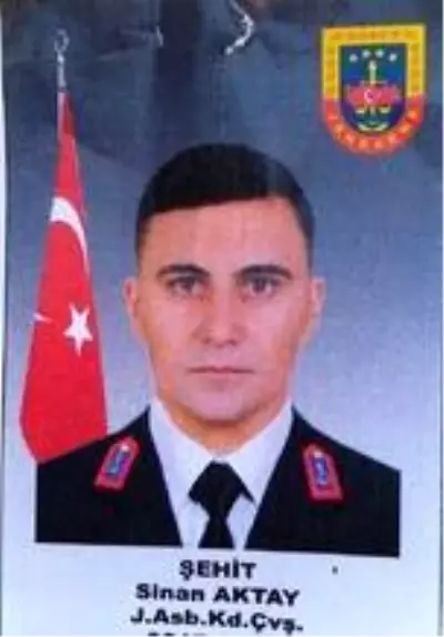 Şehit Astsubay Sinan Aktay evlilik yıl dönümünde son yolculuğuna uğurlandı Şehit Astsubay Sinan Aktay evlilik yıl dönümünde son yolculuğuna uğurlandı
