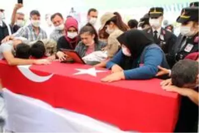 Şehit Astsubay Sinan Aktay evlilik yıl dönümünde son yolculuğuna uğurlandı Şehit Astsubay Sinan Aktay evlilik yıl dönümünde son yolculuğuna uğurlandı