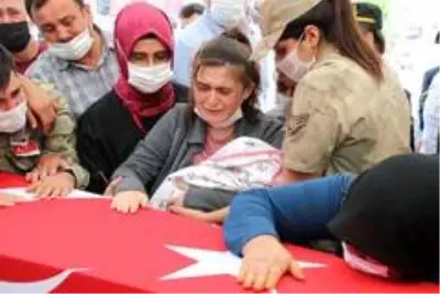 Şehit Astsubay Sinan Aktay evlilik yıl dönümünde son yolculuğuna uğurlandı Şehit Astsubay Sinan Aktay evlilik yıl dönümünde son yolculuğuna uğurlandı