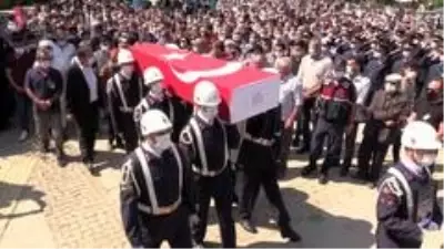 Şehit Astsubay Sinan Aktay evlilik yıl dönümünde son yolculuğuna uğurlandı Şehit Astsubay Sinan Aktay evlilik yıl dönümünde son yolculuğuna uğurlandı