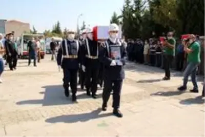 Şehit Astsubay Sinan Aktay evlilik yıl dönümünde son yolculuğuna uğurlandı Şehit Astsubay Sinan Aktay evlilik yıl dönümünde son yolculuğuna uğurlandı
