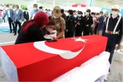 Şehit Astsubay Sinan Aktay evlilik yıl dönümünde son yolculuğuna uğurlandı Şehit Astsubay Sinan Aktay evlilik yıl dönümünde son yolculuğuna uğurlandı