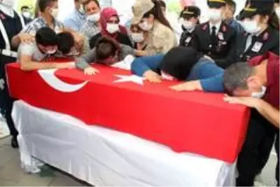 Şehit Astsubay Sinan Aktay evlilik yıl dönümünde son yolculuğuna uğurlandı Şehit Astsubay Sinan Aktay evlilik yıl dönümünde son yolculuğuna uğurlandı