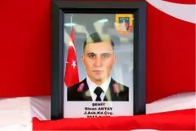 Şehit Astsubay Sinan Aktay evlilik yıl dönümünde son yolculuğuna uğurlandı Şehit Astsubay Sinan Aktay evlilik yıl dönümünde son yolculuğuna uğurlandı