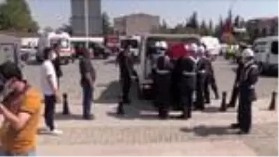 Şehit Astsubay Sinan Aktay evlilik yıl dönümünde son yolculuğuna uğurlandı Şehit Astsubay Sinan Aktay evlilik yıl dönümünde son yolculuğuna uğurlandı