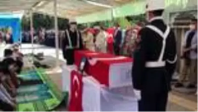 Şehit Jandarma Astsubay Kıdemli Çavuş Sinan Aktay, son yolculuğuna uğurlandı (2) Şehit Jandarma Astsubay Kıdemli Çavuş Sinan Aktay, son yolculuğuna uğurlandı (2)