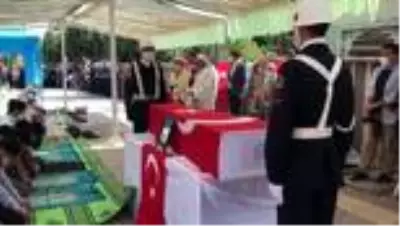 Şehit Jandarma Astsubay Kıdemli Çavuş Sinan Aktay, son yolculuğuna uğurlandı (2) Şehit Jandarma Astsubay Kıdemli Çavuş Sinan Aktay, son yolculuğuna uğurlandı (2)