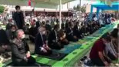 Şehit Jandarma Astsubay Kıdemli Çavuş Sinan Aktay, son yolculuğuna uğurlandı (2) Şehit Jandarma Astsubay Kıdemli Çavuş Sinan Aktay, son yolculuğuna uğurlandı (2)