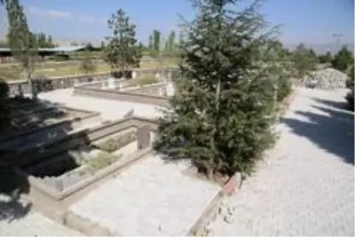 Sindelhöyük Mahalle Mezarlığındaki parke çalışması devam ediyor Sindelhöyük Mahalle Mezarlığındaki parke çalışması devam ediyor