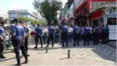 Sosyal mesafeyi unutup, yıkımı izlediler Sosyal mesafeyi unutup, yıkımı izlediler