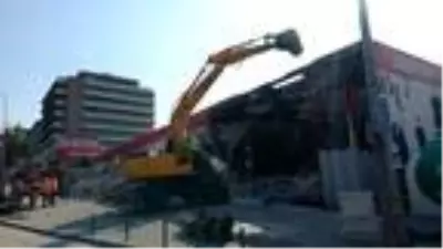 Sosyal mesafeyi unutup, yıkımı izlediler Sosyal mesafeyi unutup, yıkımı izlediler