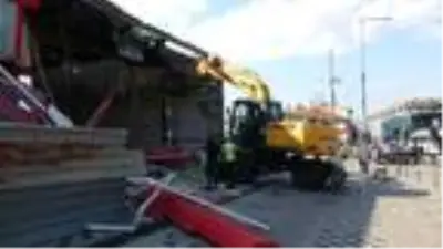 Sosyal mesafeyi unutup, yıkımı izlediler Sosyal mesafeyi unutup, yıkımı izlediler