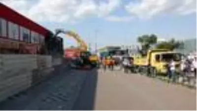 Sosyal mesafeyi unutup, yıkımı izlediler Sosyal mesafeyi unutup, yıkımı izlediler
