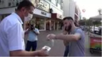 Tüm ısrarlara rağmen maske takmamak için polise direnen kişiye 900 TL ceza Tüm ısrarlara rağmen maske takmamak için polise direnen kişiye 900 TL ceza
