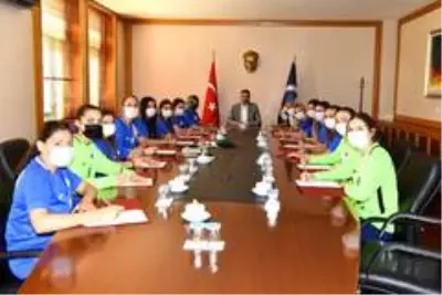 Anadolu Üniversitesi Spor Kulübü'nde toplu imza töreni Anadolu Üniversitesi Spor Kulübü'nde toplu imza töreni
