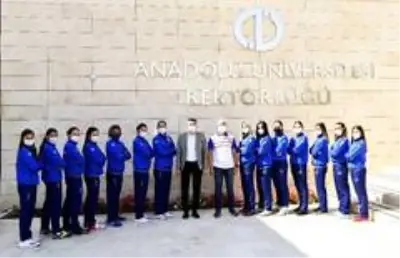 Anadolu Üniversitesi Spor Kulübü'nde toplu imza töreni Anadolu Üniversitesi Spor Kulübü'nde toplu imza töreni