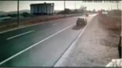 Bolu'da feci kaza kamerada...Metrelerce uçup yere düşen motosiklet sürücüsü ağır yaralandı Bolu'da feci kaza kamerada...Metrelerce uçup yere düşen motosiklet sürücüsü ağır yaralandı