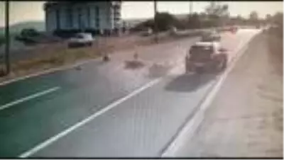 Bolu'da feci kaza kamerada...Metrelerce uçup yere düşen motosiklet sürücüsü ağır yaralandı Bolu'da feci kaza kamerada...Metrelerce uçup yere düşen motosiklet sürücüsü ağır yaralandı