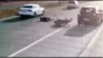 Bolu'da feci kaza kamerada...Metrelerce uçup yere düşen motosiklet sürücüsü ağır yaralandı Bolu'da feci kaza kamerada...Metrelerce uçup yere düşen motosiklet sürücüsü ağır yaralandı