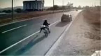 Bolu'da feci kaza kamerada...Metrelerce uçup yere düşen motosiklet sürücüsü ağır yaralandı Bolu'da feci kaza kamerada...Metrelerce uçup yere düşen motosiklet sürücüsü ağır yaralandı
