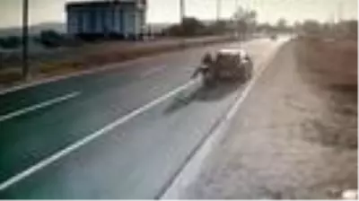 Bolu'da feci kaza kamerada...Metrelerce uçup yere düşen motosiklet sürücüsü ağır yaralandı Bolu'da feci kaza kamerada...Metrelerce uçup yere düşen motosiklet sürücüsü ağır yaralandı