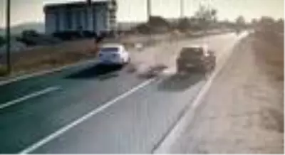 Bolu'da feci kaza kamerada...Metrelerce uçup yere düşen motosiklet sürücüsü ağır yaralandı Bolu'da feci kaza kamerada...Metrelerce uçup yere düşen motosiklet sürücüsü ağır yaralandı