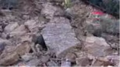 Son dakika haber! BURSA Bursa'da heyelan, otomobilinin üzerine kaya parçaları düşen bekçi, öldü Son dakika haber! BURSA Bursa'da heyelan, otomobilinin üzerine kaya parçaları düşen bekçi, öldü